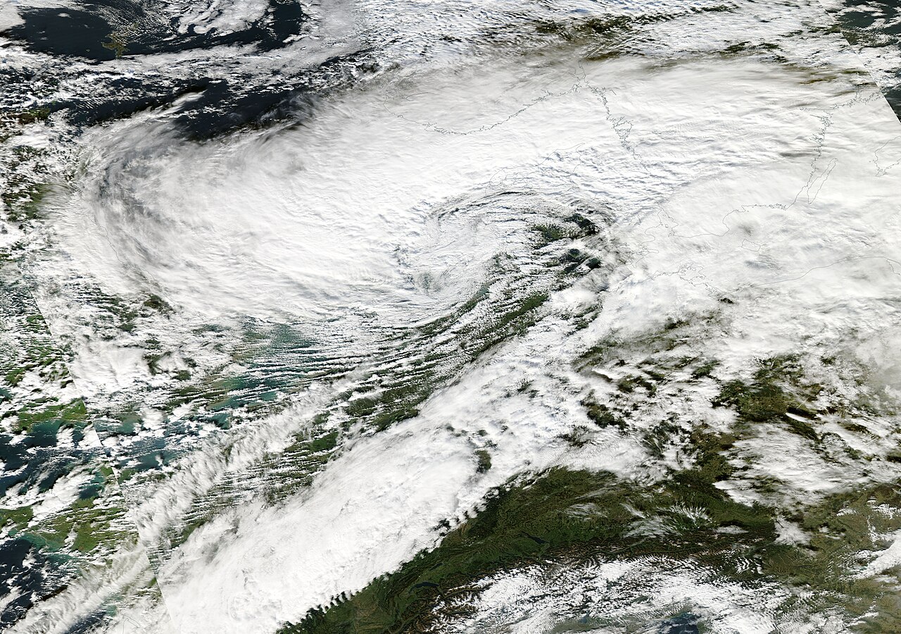 Satellietbeeld van de storm boven de Noordzee op 28 oktober 2013